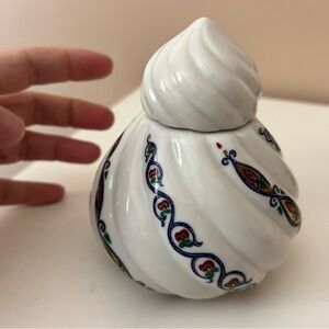4/$100 Elegant White Ceramic Art Piece Elizabeth Arden vase